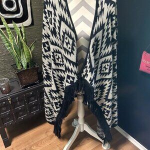 Ladies EZRA Knit Black and White Cape Preowned Size Medium Winter Jackets